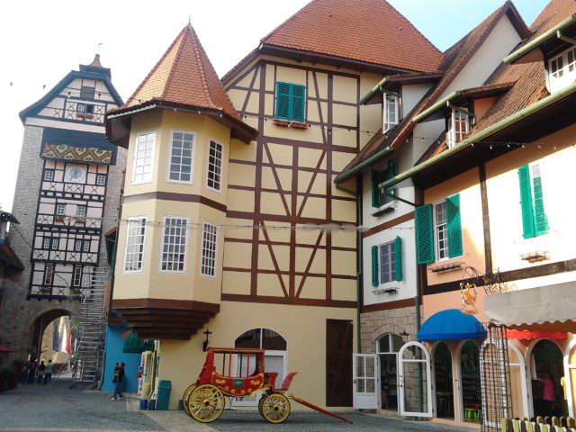 Souvenier shop and carriage