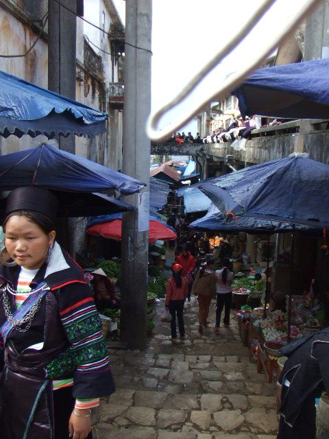 141Busy Sunday Sapa Market