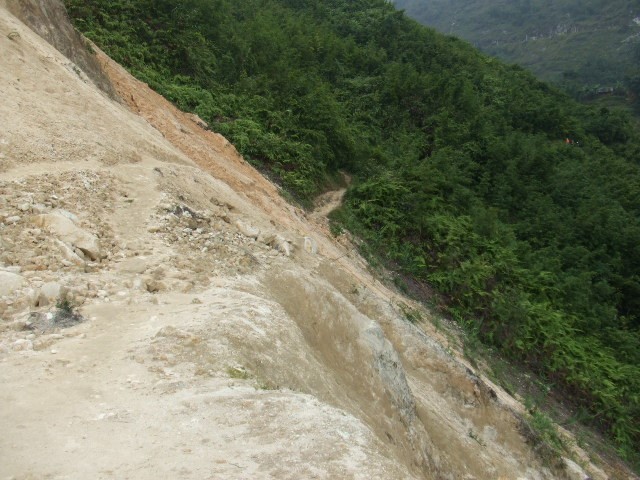 Treacherous Path! One small slip and we'll fall to the bottom of the ravine in Sapa!