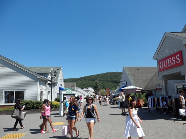 Many Shoppers at Woodbury Common Premium Outlet