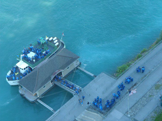 Tourists @ Maid of the Mist (Niagara Falls USA)