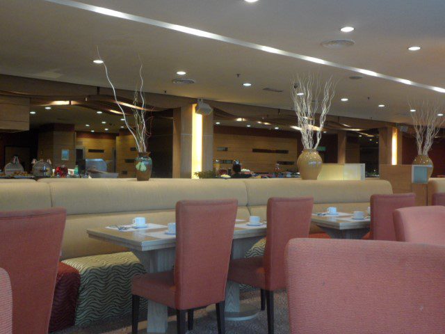 Overview of the breakfast restaurant at Novotel Kota Kinabalu