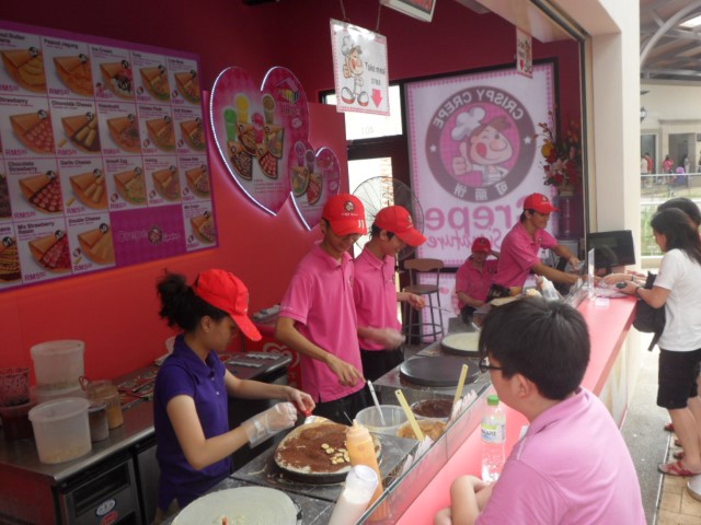 Making of crispy crepes at Johor Premium Outlets JPO, Malaysia