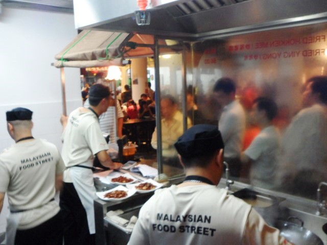 Frying the KL Jalan Alor Hokkien Mee 