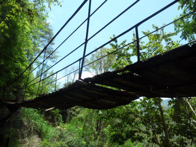 Scary bridge that used to be the path to Dunhinda Falls