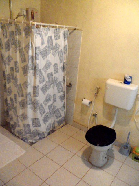 Spacious bathroom with hot water in Sunnyside Holiday Bungalow