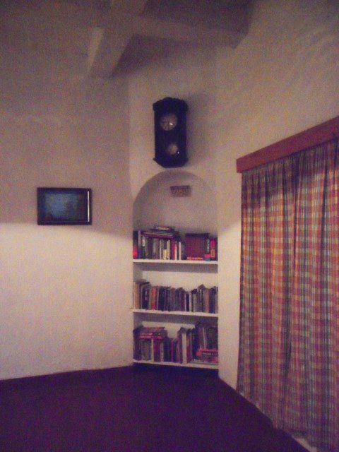 Bookshelf at the corner of dining room in Sunnyside Holiday Bungalow