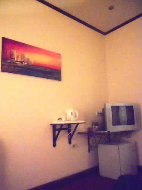 TV and Kettle in Colombo City Hotel