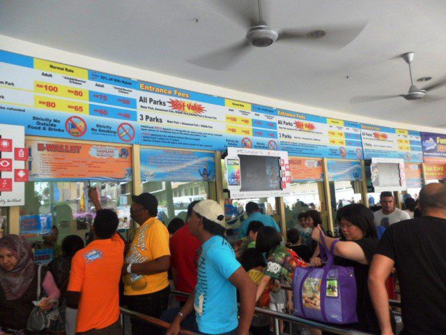 Long Queues @ Sunway Lagoon