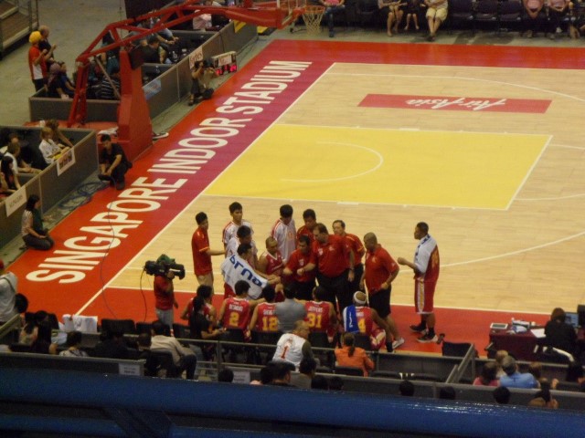 Singapore Slingers strategising with Head Coach