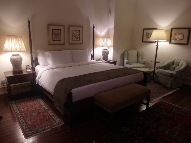 King size bed and porcelain lamp stands in the bedroom