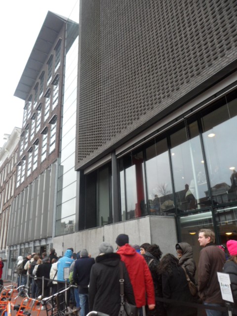 Crowd outside Anne Frank House
