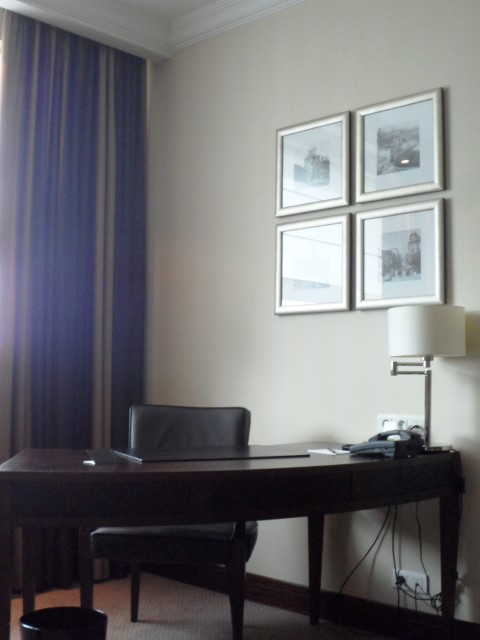A work desk for the business travellers (Intercontinental Warsaw)