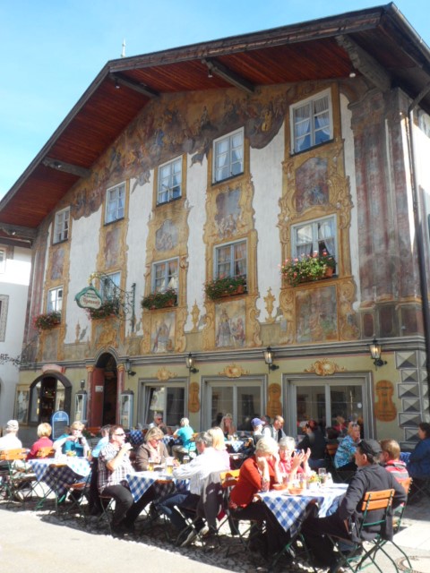 Restaurant with Mural art - Check out the crowd dining here!