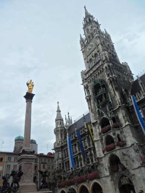 Rathaus and the statue in the middle of Marienplatz