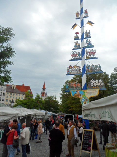 Viktualienmarkt (Munich) and the Maypole