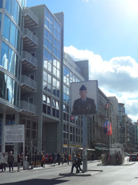 Checkpoint Charlie : American soldier as you enter the Allies American Sector