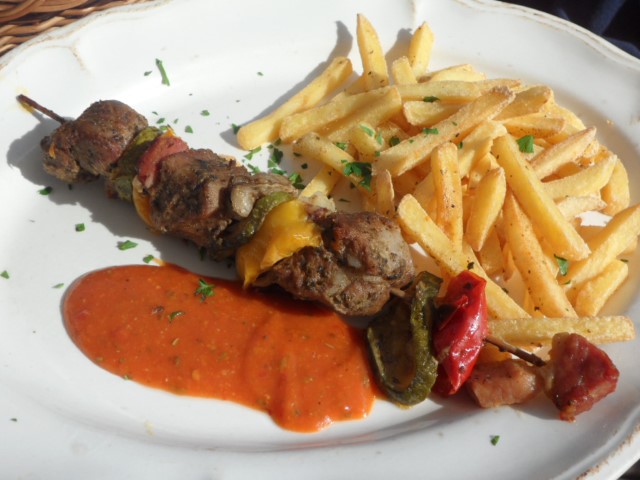 Folk Gospoda Restaurant: Stick of Pork Skewer with Green & Red Peppers w Fries
