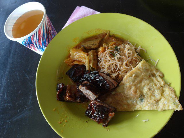 Excellent lunch of bee hoon, curry vegetable, omelette and roasted lamb at UK Agro Resort Farm