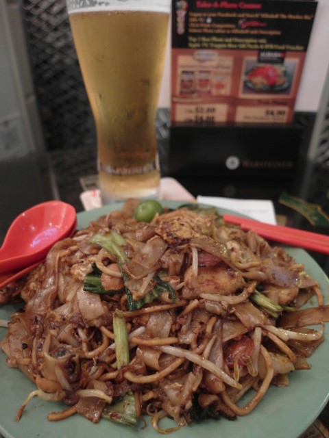 Char kway teow and beers at Alibabar