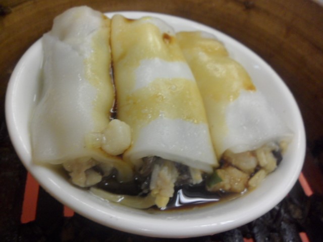 Chee Cheong Fun (18HKD vermicelli roll) with minced chicken fillings