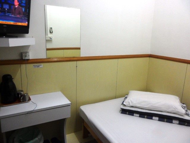 Decent room at Ah Shan Hostel Hong Kong for 70SGD – Queen sized bed with attached bathroom