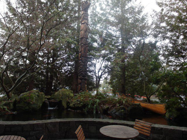 A quaint sitting area outside the lobby of Heathman Lodge