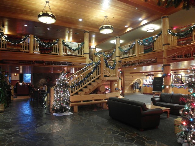 Another view of the lobby, reception and Hudson's Bar and Grill of Heathman Lodge