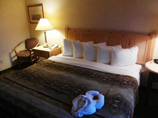Another view of the king-sized bed with tempur mattress Heathman Lodge Vancouver Washington
