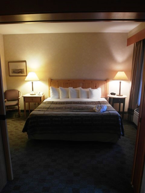 First view of the king-sized bed Heathman Lodge Vancouver Washington