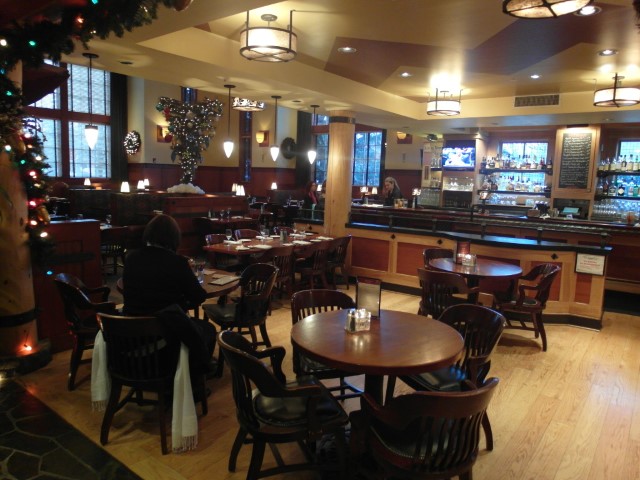 Hudson's Bar and Grill at Heathman Lodge Vancouver - before dinner time. Yes it usually gets CROWDED!