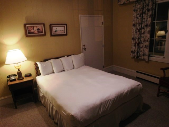 Queen size bedroom in Eureka Inn - Non renovated rooms