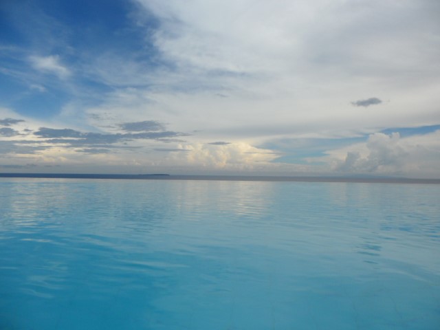 Can you see where the infinity pool ocean and sky starts and ends
