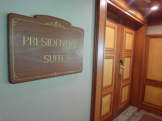 Entrance to Presidential Heritage Suite Royal Wing Suites and Spa (Royal Cliff Hotels)