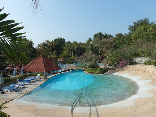 Swimming pool at FITZ Club – Don’t forget that there are 6 pools, 6 POOLS in the entire premise of the Royal Cliff Hotel!