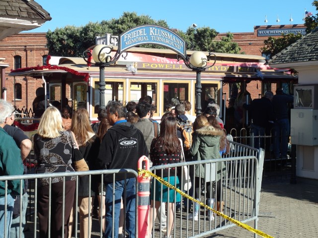 About an hours wait for the cable car (6USD one way) at the edge of San Francisco's Fisherman's Wharf