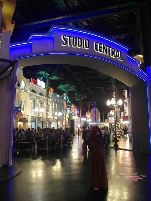 Entrance to Studio Central for shows, souvenirs and rides