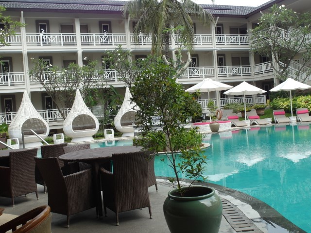 The pool of Sheraton Bandung definitely exudes a luxury resort feel