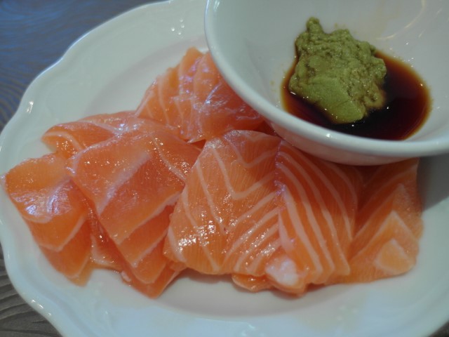 Fresh and tender salmon sashimi