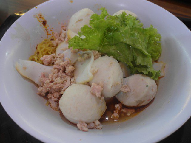 Expensive mee kia dry ($4.50) but has HUGE and taong fishballs!