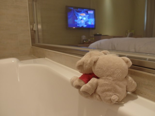 2bearbear enjoying TV while soaking in the bath tub!