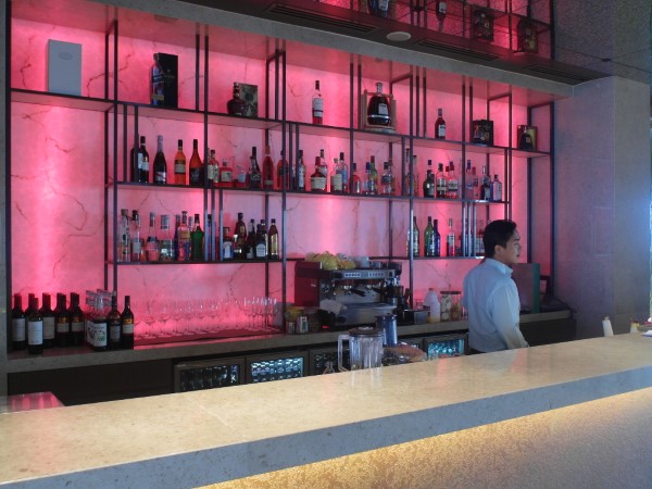 A full service bar at the Pacific Club Pan Pacific Singapore Hotel