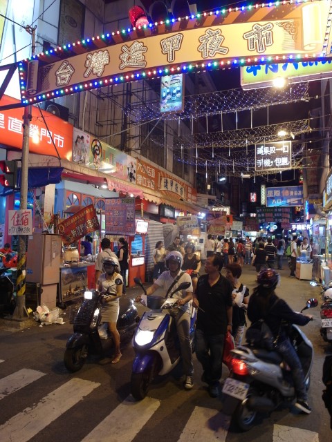 Feng Jia Night Market. Not so crowded on a Wednesday night.