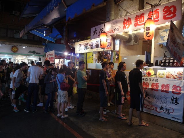 Longest queue at Feng Jia Night Market for 炒面面包 (Fried Noodles in a Bun?!)