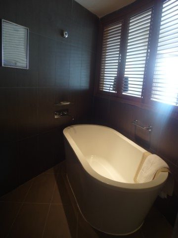  Luxurious bath tub in Seaview Studio Suite Hard Rock Hotel