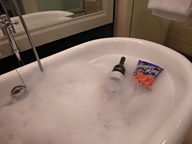 Red wine chilling out with super rings in bath tub! ;p