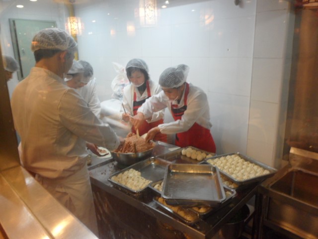 Staff of Yang’s Fried Dumpling 小杨生煎 busy at work