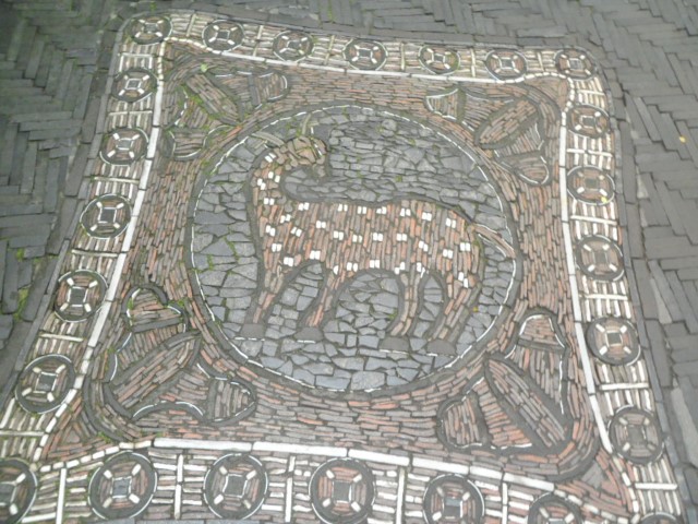 蝙蝠鹿豫园 – Mosaic at exits of Yu Garden
