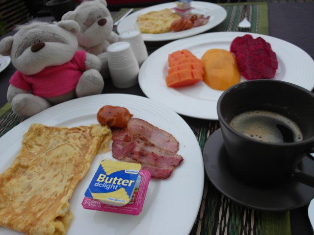 2bearbear : What a sumptuous breakfast spread at De Sarann Villa Siem Reap Cambodia!