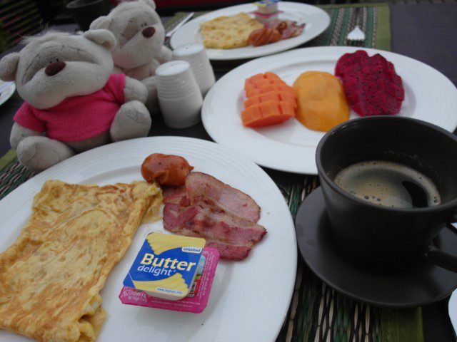 2bearbear : What a sumptuous breakfast spread at De Sarann Villa Siem Reap Cambodia!